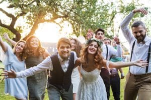 państwo młodzi i goście weselni